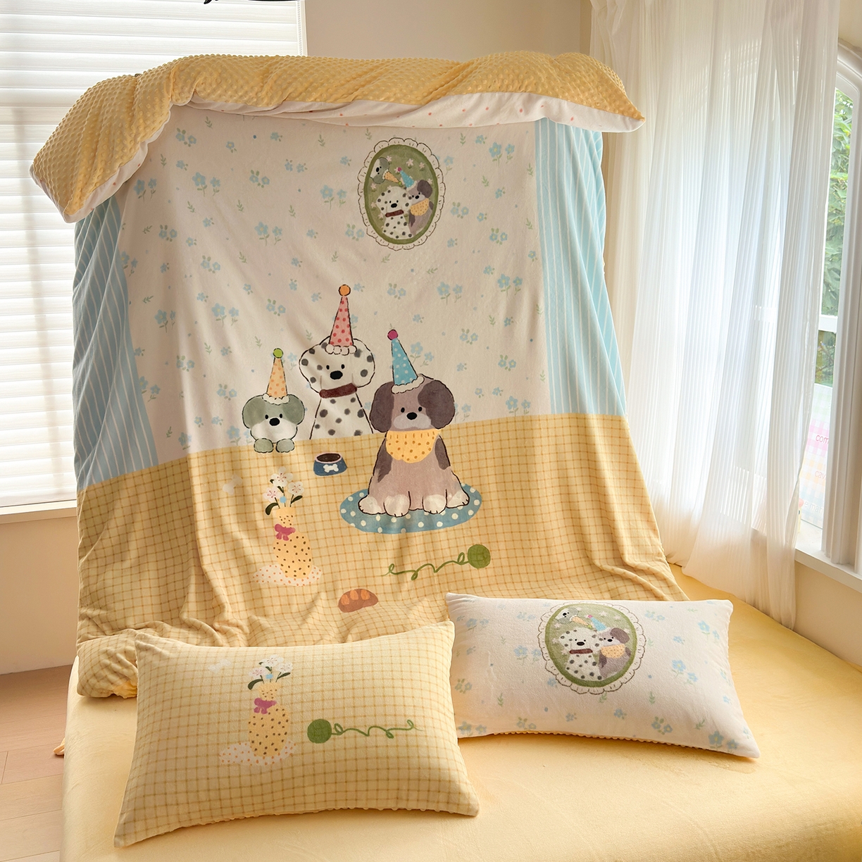 91家纺网 家纺一手货源 找家纺 星期八 2025新款卡通大版牛奶绒豆豆绒数码印花四件套 狗狗聚会