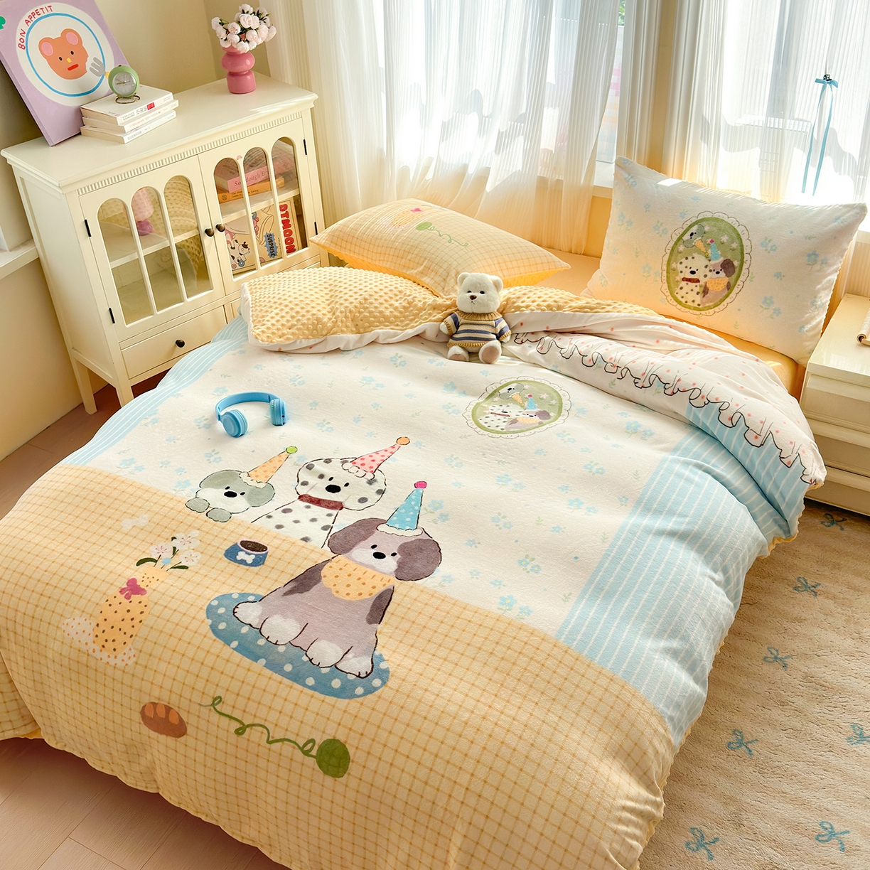 91家纺网 家纺一手货源 找家纺 星期八 2025新款卡通大版牛奶绒豆豆绒数码印花四件套 狗狗聚会