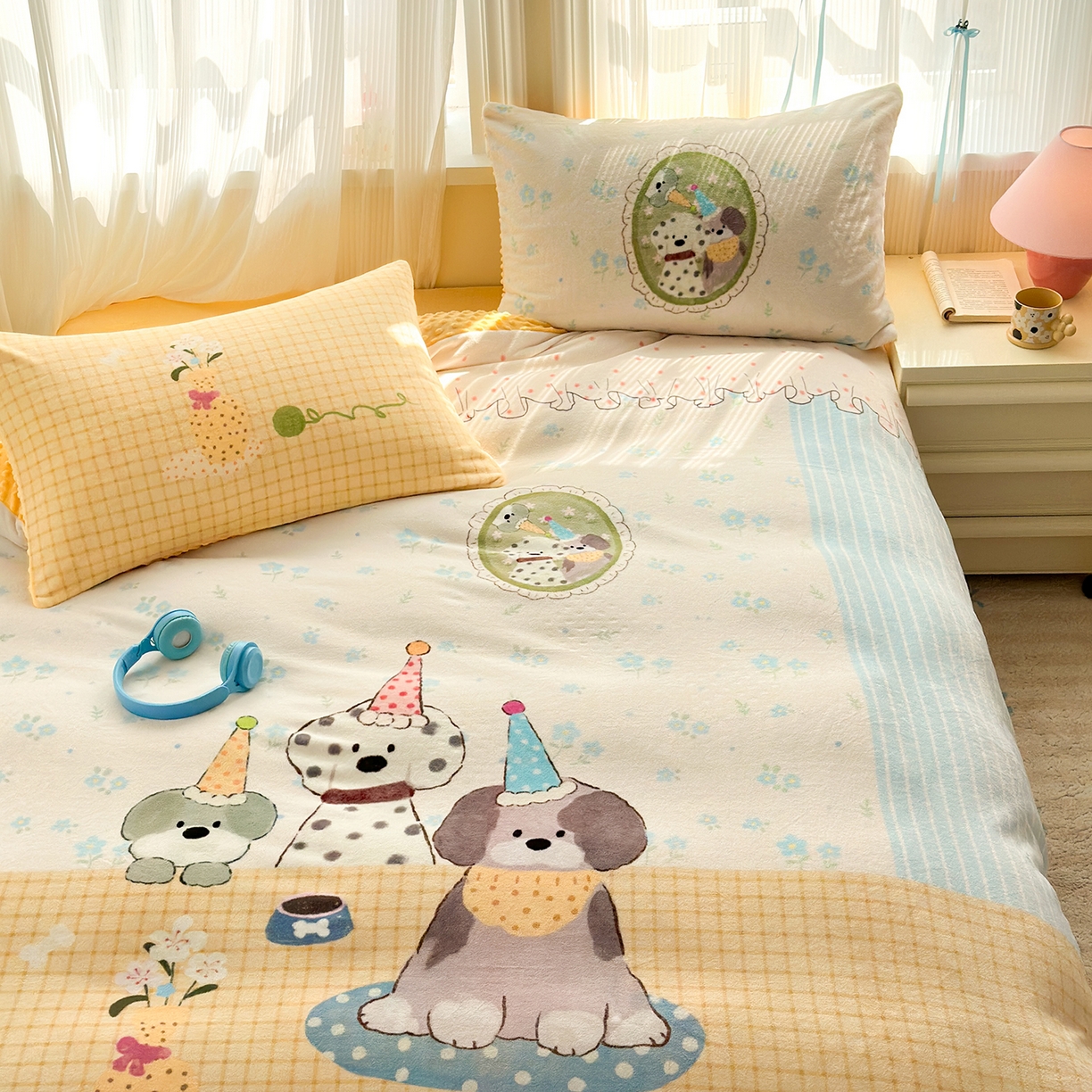 91家纺网 家纺一手货源 找家纺 星期八 2025新款卡通大版牛奶绒豆豆绒数码印花四件套 狗狗聚会