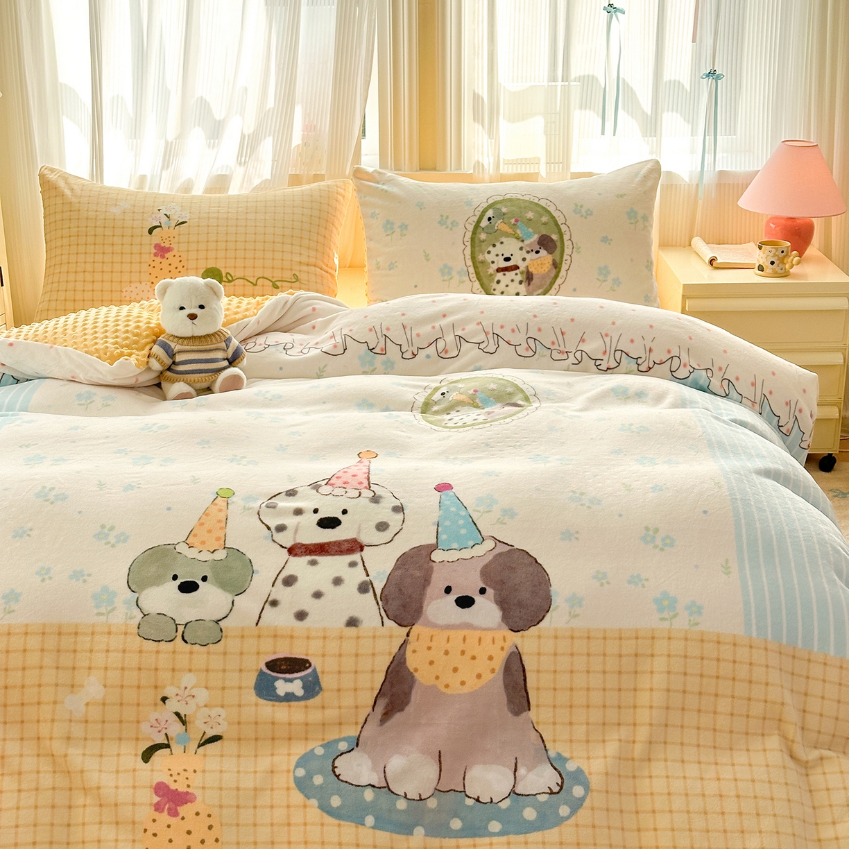 91家纺网 家纺一手货源 找家纺 星期八 2025新款卡通大版牛奶绒豆豆绒数码印花四件套 狗狗聚会