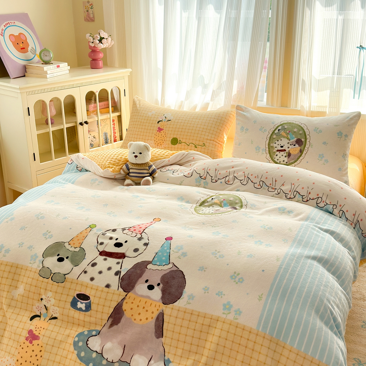 91家纺网 家纺一手货源 找家纺 星期八 2025新款卡通大版牛奶绒豆豆绒数码印花四件套 狗狗聚会