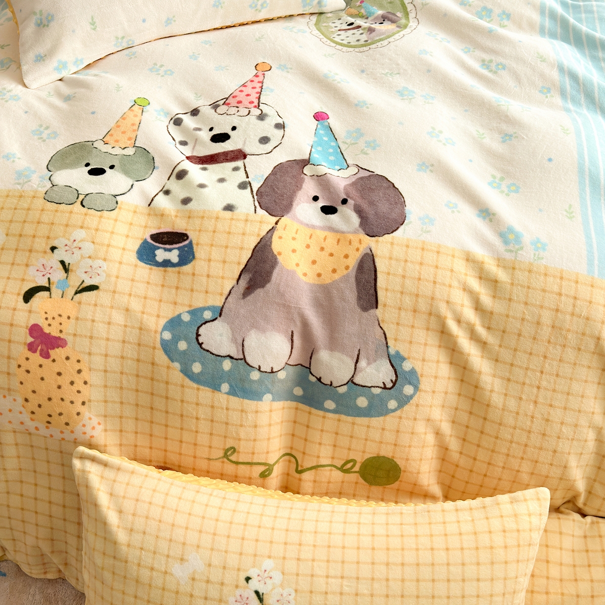 91家纺网 家纺一手货源 找家纺 星期八 2025新款卡通大版牛奶绒豆豆绒数码印花四件套 狗狗聚会