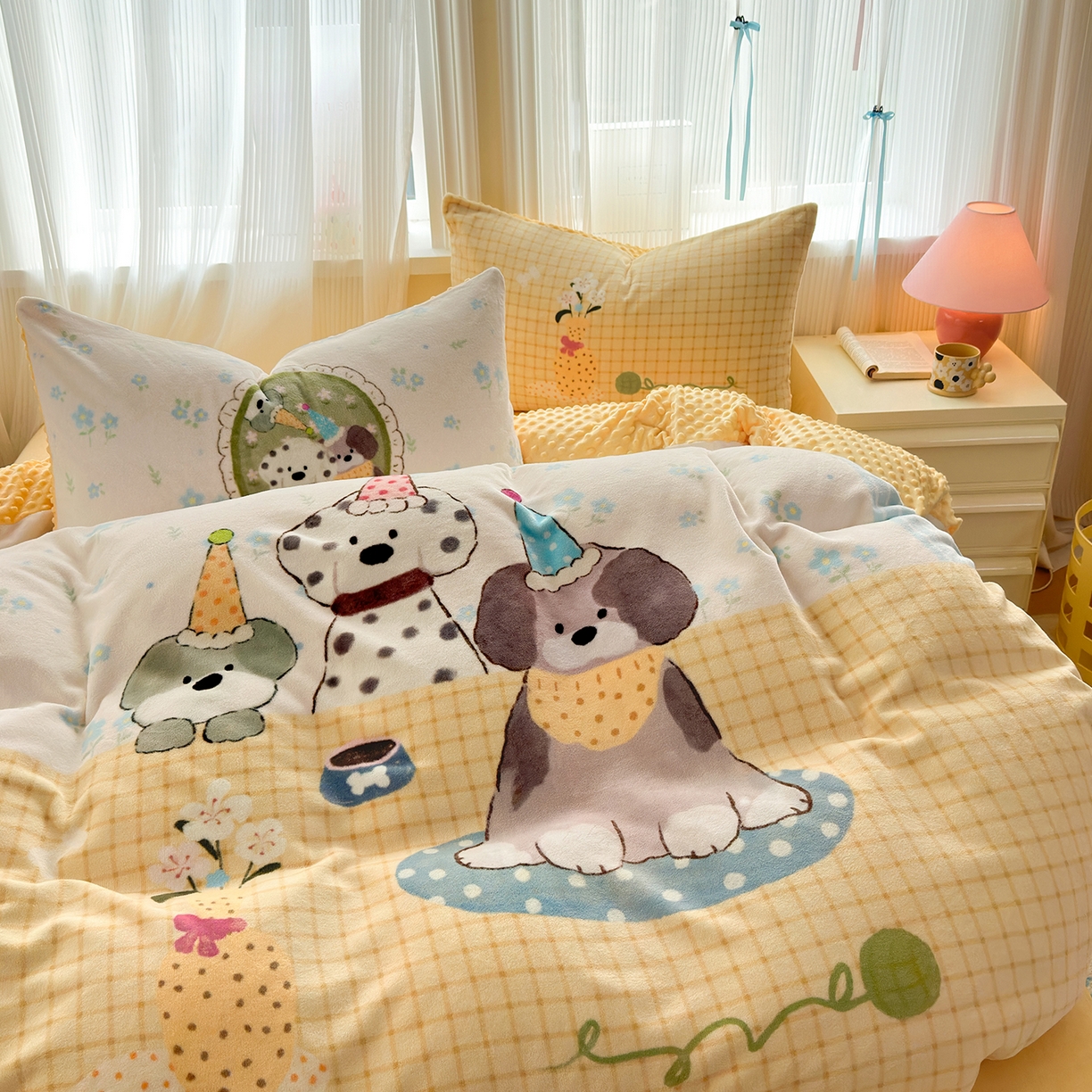 91家纺网 家纺一手货源 找家纺 星期八 2025新款卡通大版牛奶绒豆豆绒数码印花四件套 狗狗聚会