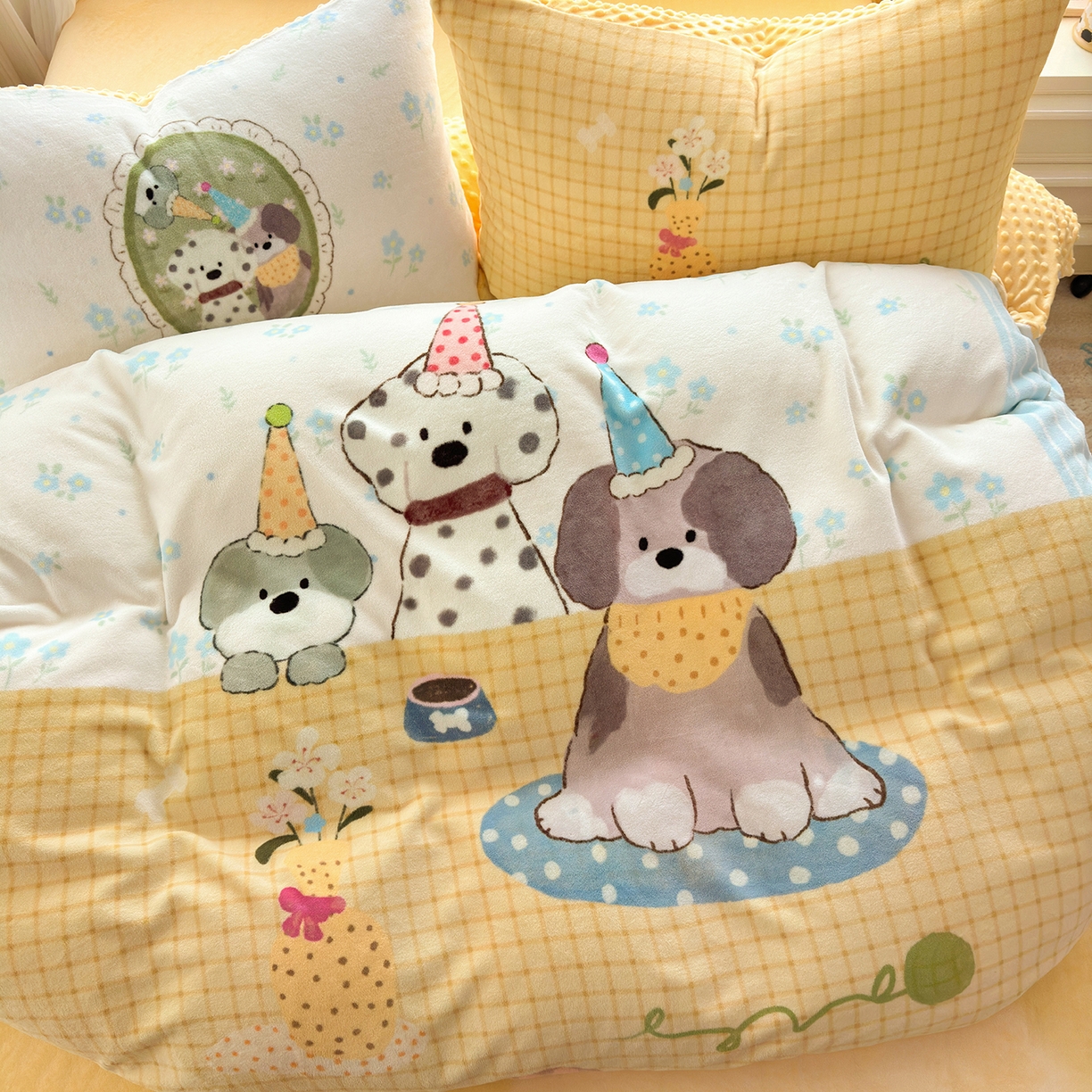 91家纺网 家纺一手货源 找家纺 星期八 2025新款卡通大版牛奶绒豆豆绒数码印花四件套 狗狗聚会