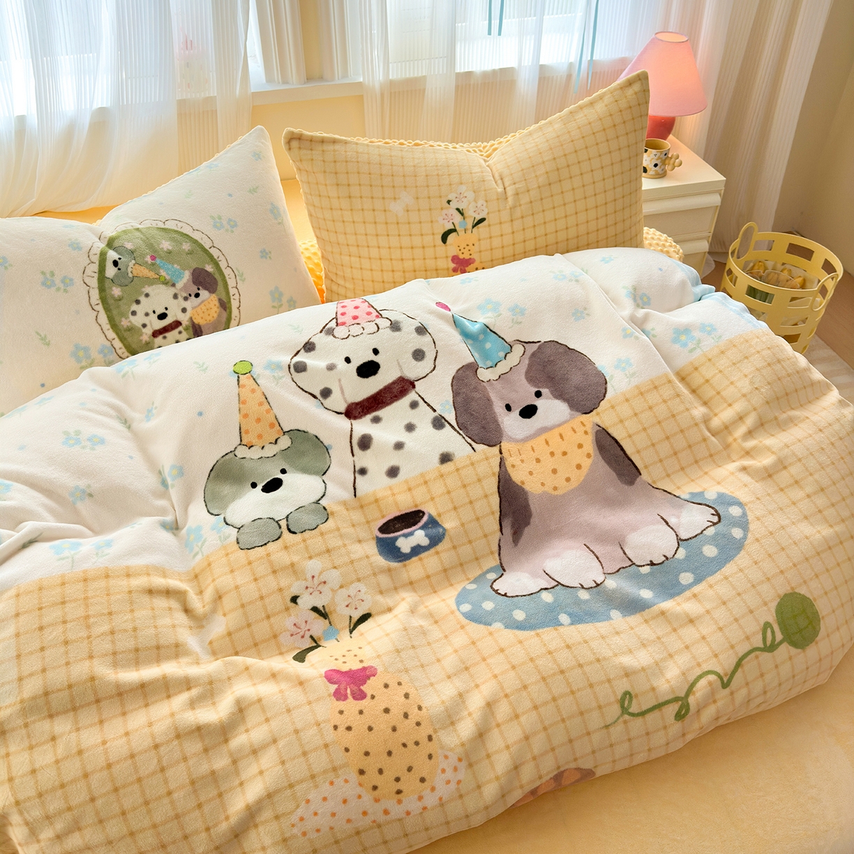 91家纺网 家纺一手货源 找家纺 星期八 2025新款卡通大版牛奶绒豆豆绒数码印花四件套 狗狗聚会