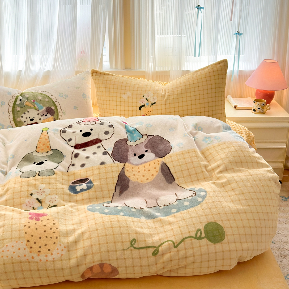 91家纺网 家纺一手货源 找家纺 星期八 2025新款卡通大版牛奶绒豆豆绒数码印花四件套 狗狗聚会