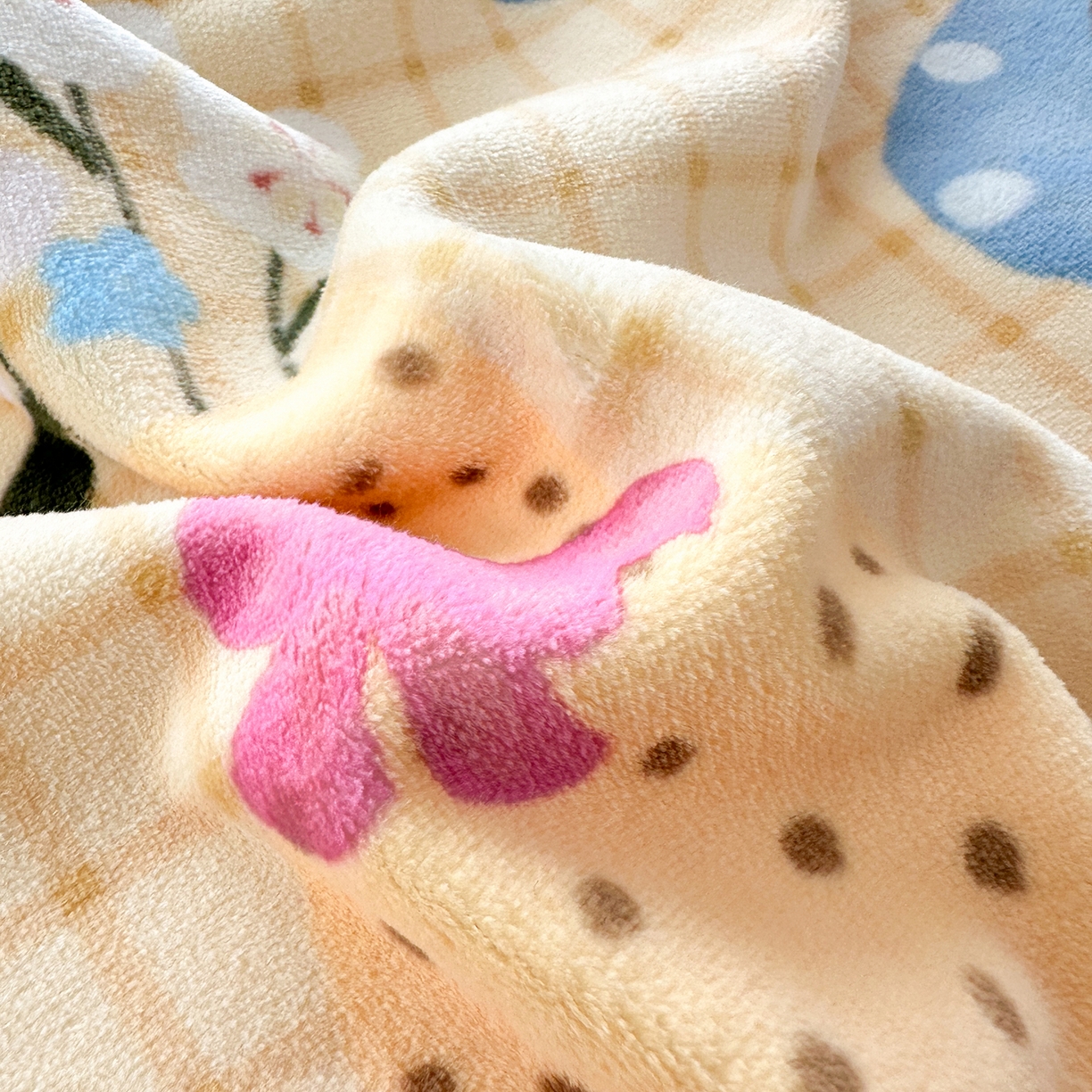 91家纺网 家纺一手货源 找家纺 星期八 2025新款卡通大版牛奶绒豆豆绒数码印花四件套 狗狗聚会