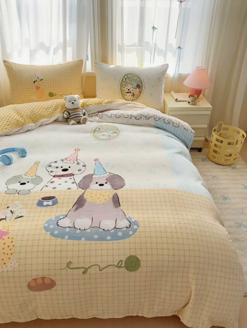 91家纺网 家纺一手货源 找家纺 星期八 2025新款卡通大版牛奶绒豆豆绒数码印花四件套 狗狗聚会