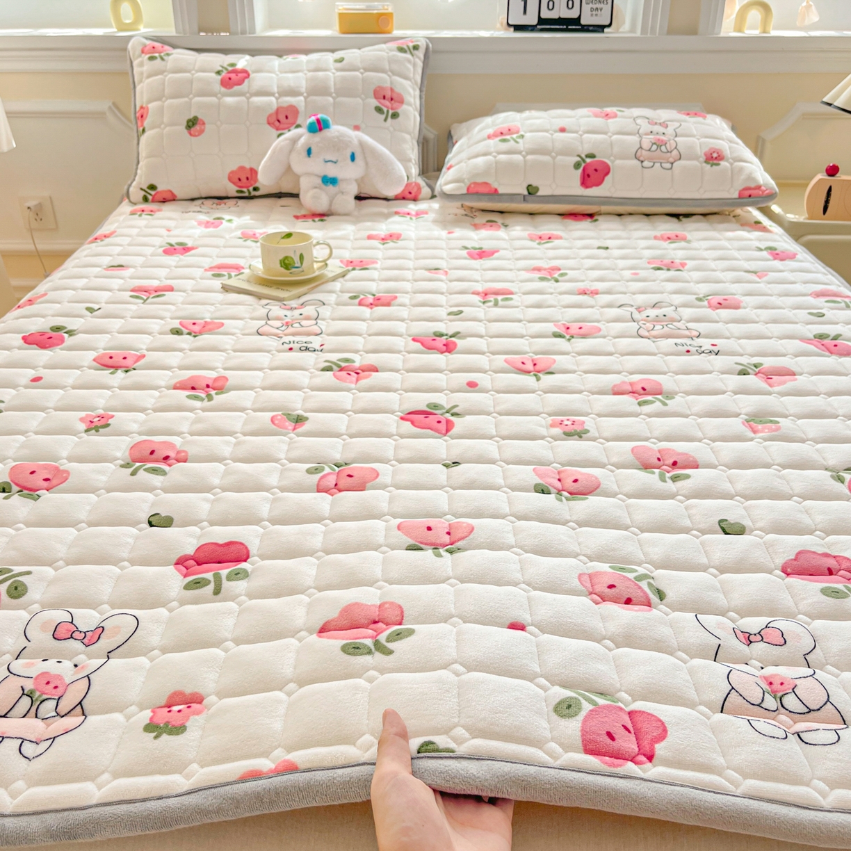 91家纺网 家纺一手货源 找家纺 小叮当家纺仓储工厂店 2025新款牛奶绒夹棉印花床垫床护垫大床图 绒床垫-花间兔