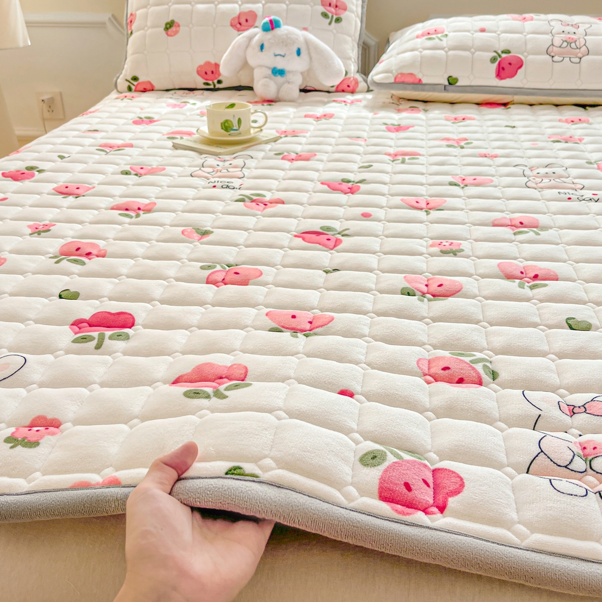 91家纺网 家纺一手货源 找家纺 小叮当家纺仓储工厂店 2025新款牛奶绒夹棉印花床垫床护垫大床图 绒床垫-花间兔