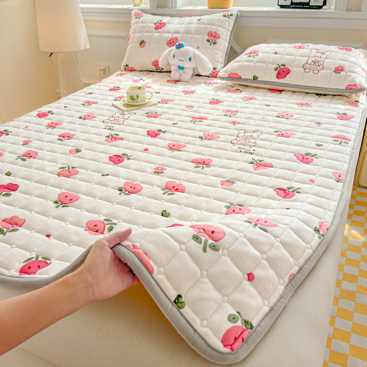 91家纺网 家纺一手货源 找家纺 小叮当家纺仓储工厂店 2025新款牛奶绒夹棉印花床垫床护垫大床图 绒床垫-花间兔