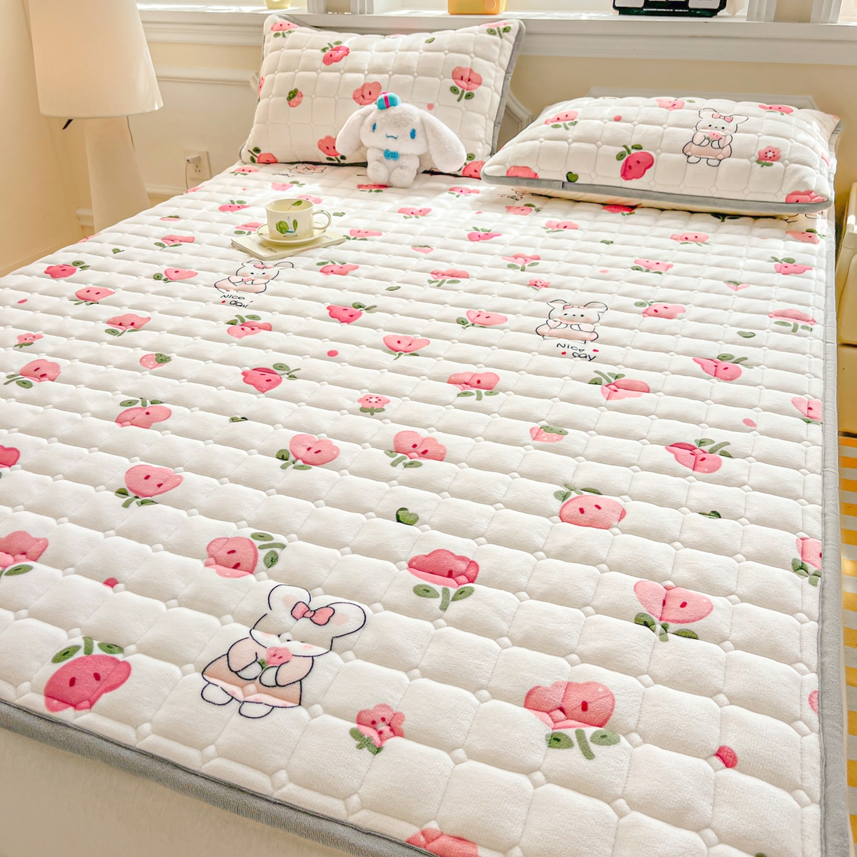 91家纺网 家纺一手货源 找家纺 小叮当家纺仓储工厂店 2025新款牛奶绒夹棉印花床垫床护垫大床图 绒床垫-花间兔