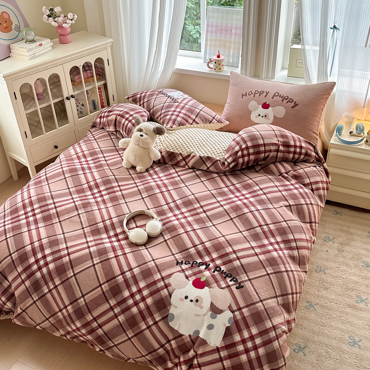 91家纺网 家纺一手货源 找家纺 星期八 2025新款卡通大版牛奶绒豆豆绒数码印花四件套 咖格汪