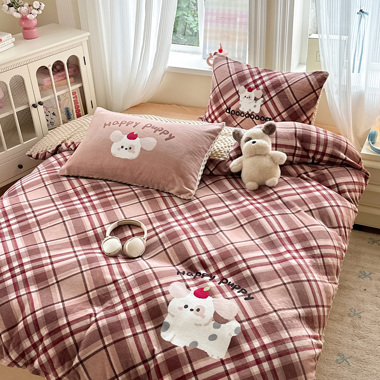 91家纺网 家纺一手货源 找家纺 星期八 2025新款卡通大版牛奶绒豆豆绒数码印花四件套 咖格汪