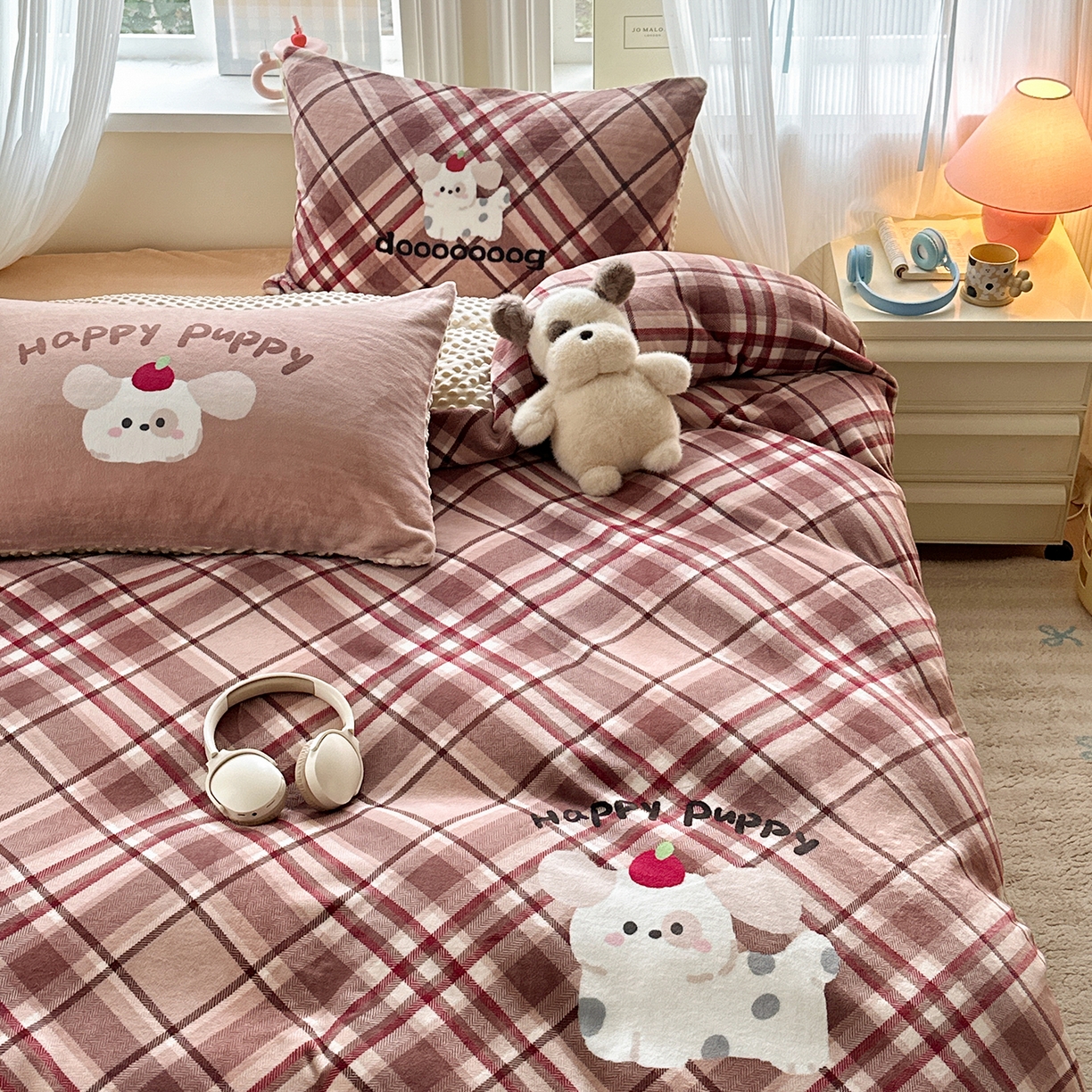 91家纺网 家纺一手货源 找家纺 星期八 2025新款卡通大版牛奶绒豆豆绒数码印花四件套 咖格汪