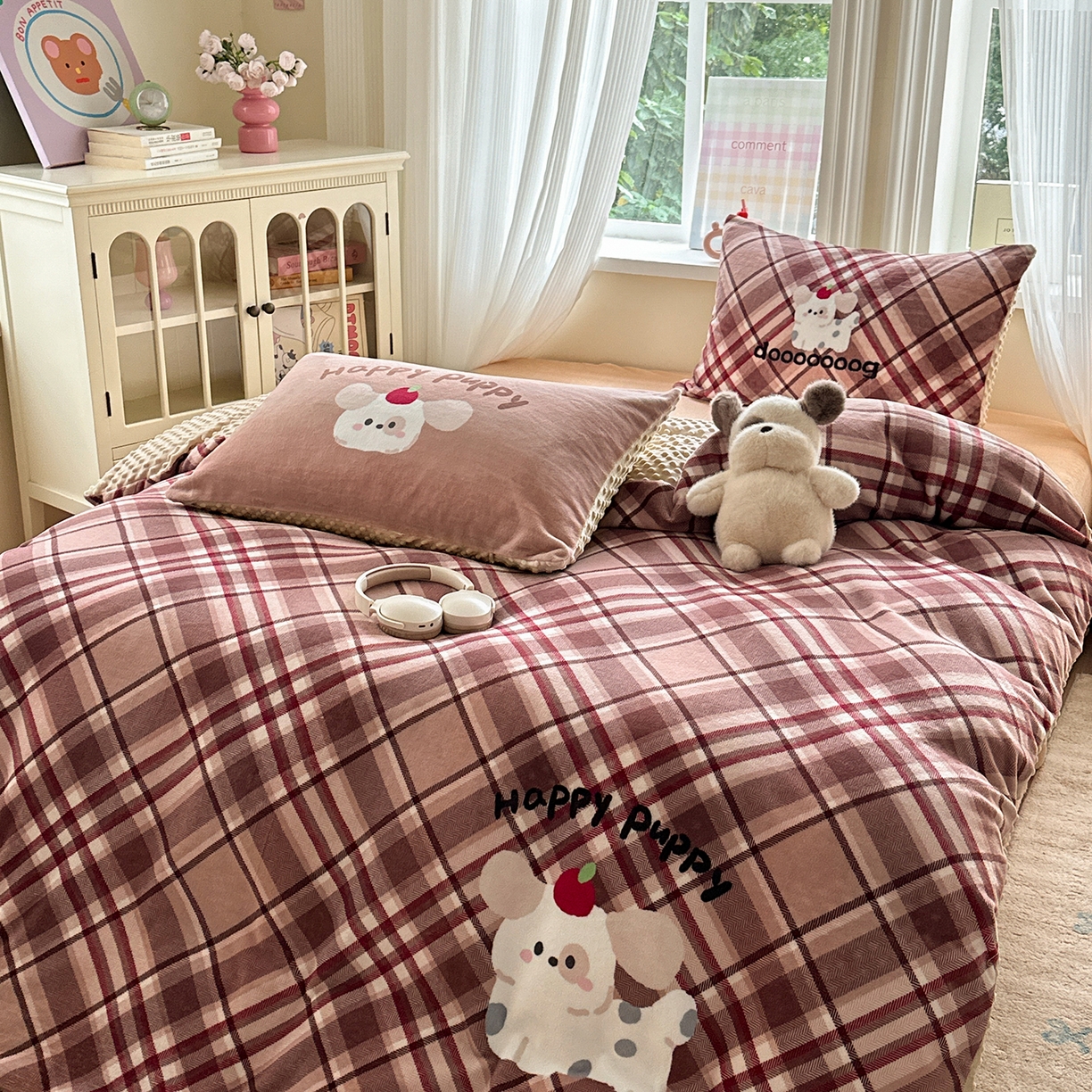 91家纺网 家纺一手货源 找家纺 星期八 2025新款卡通大版牛奶绒豆豆绒数码印花四件套 咖格汪