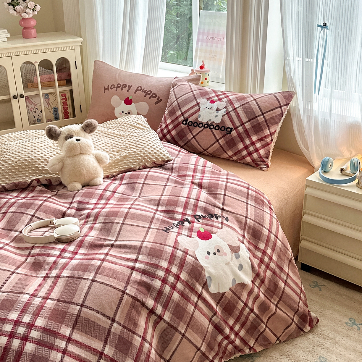 91家纺网 家纺一手货源 找家纺 星期八 2025新款卡通大版牛奶绒豆豆绒数码印花四件套 咖格汪