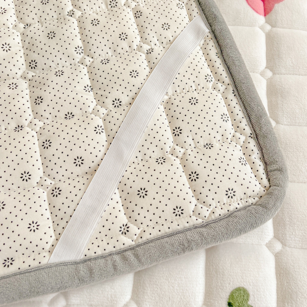 91家纺网 家纺一手货源 找家纺 小叮当家纺仓储工厂店 2025新款牛奶绒夹棉印花床垫床护垫大床图 绒床垫-花间兔