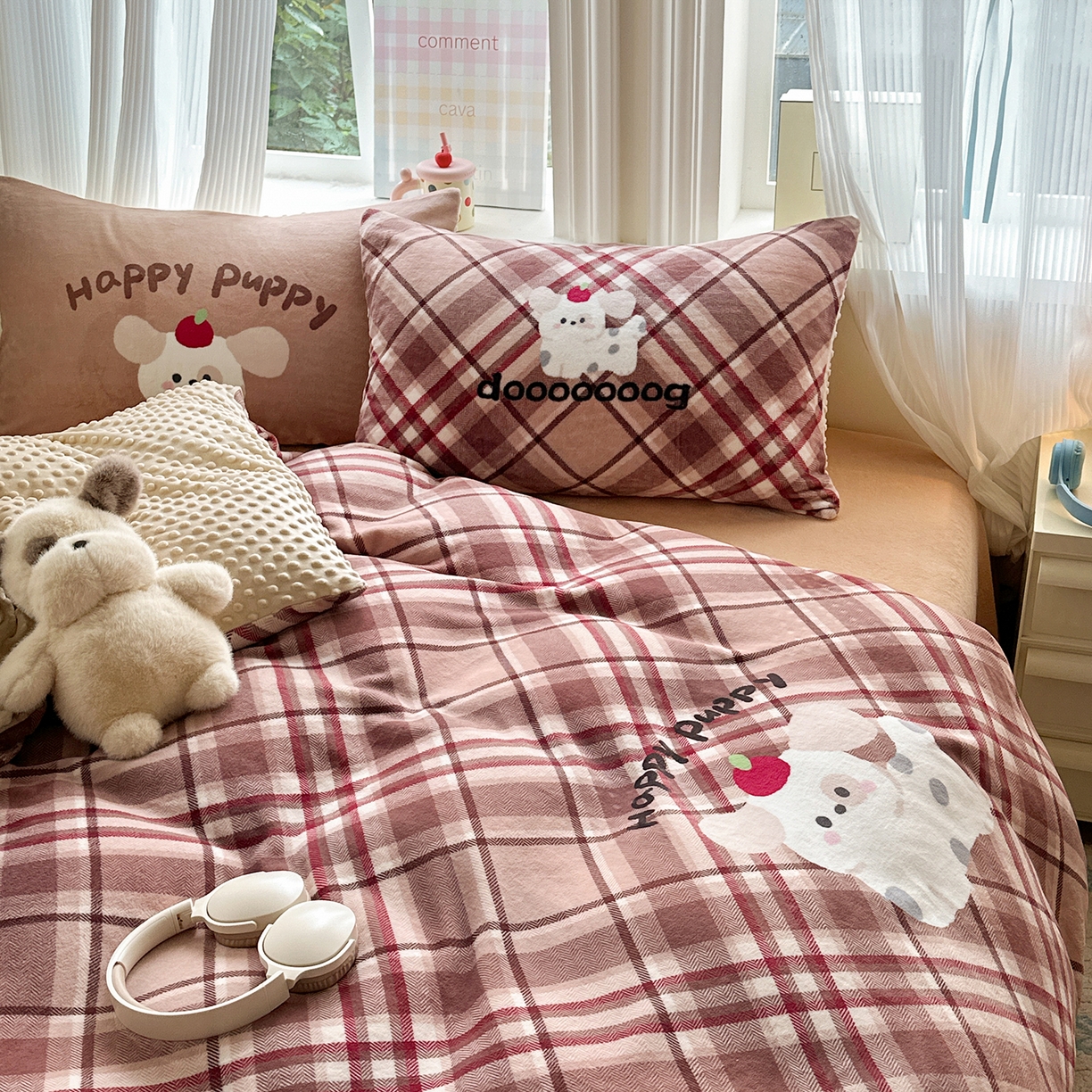 91家纺网 家纺一手货源 找家纺 星期八 2025新款卡通大版牛奶绒豆豆绒数码印花四件套 咖格汪