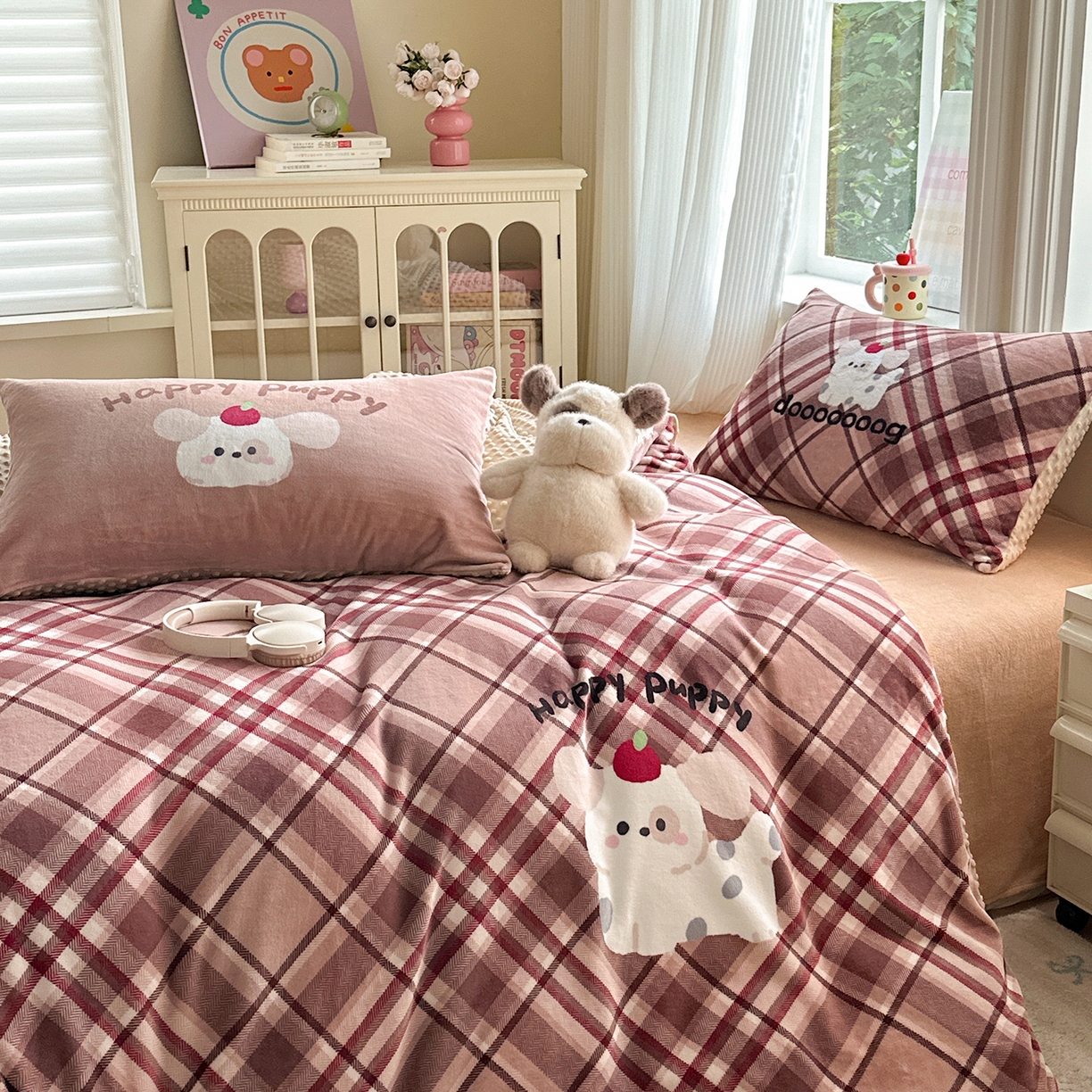 91家纺网 家纺一手货源 找家纺 星期八 2025新款卡通大版牛奶绒豆豆绒数码印花四件套 咖格汪