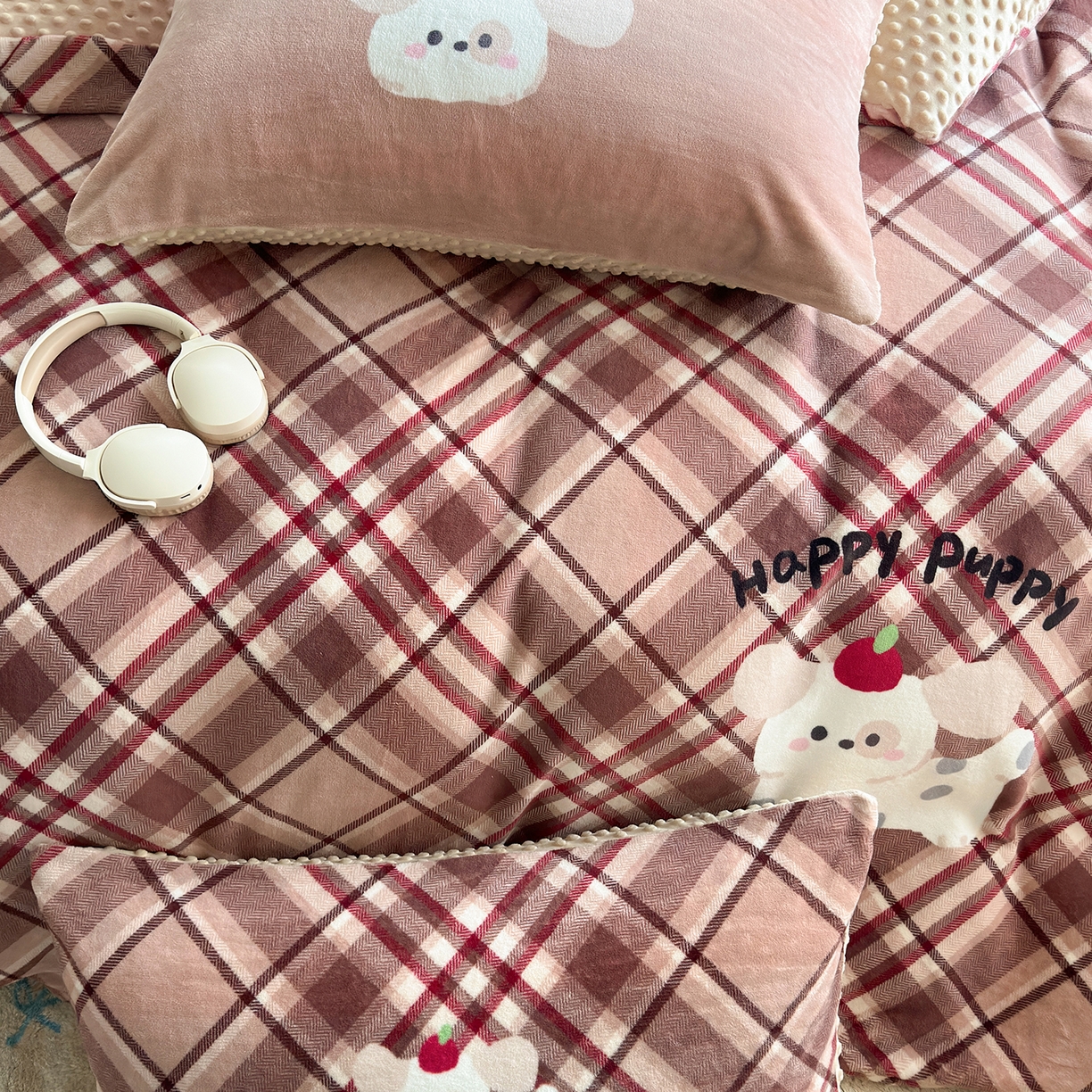 91家纺网 家纺一手货源 找家纺 星期八 2025新款卡通大版牛奶绒豆豆绒数码印花四件套 咖格汪