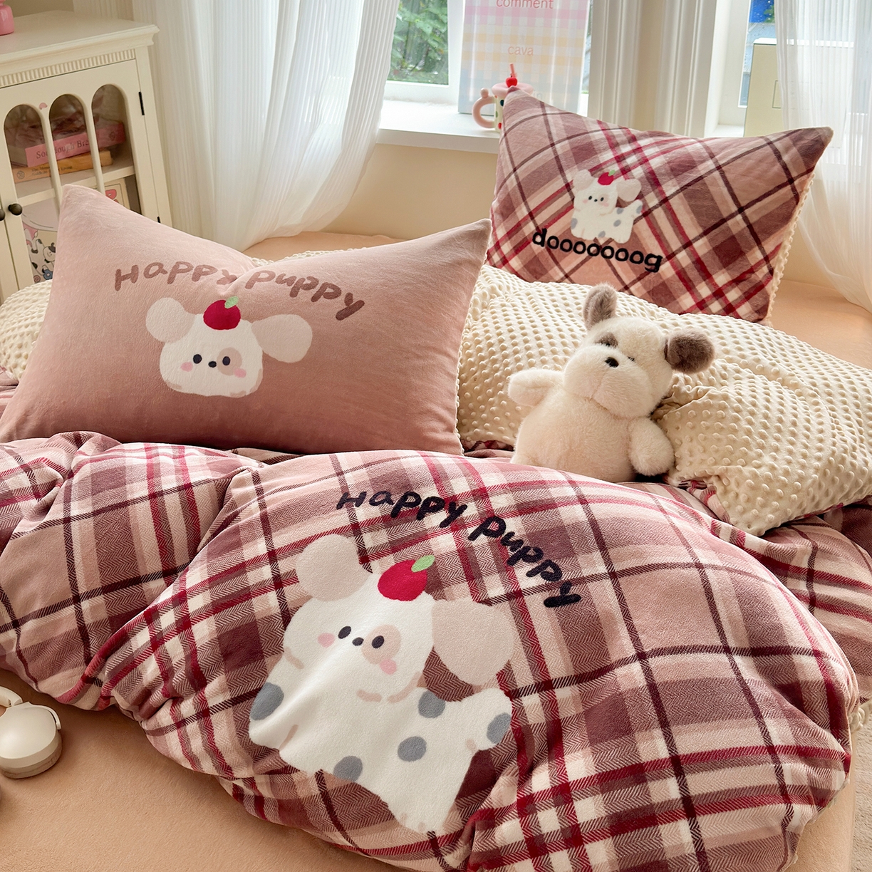 91家纺网 家纺一手货源 找家纺 星期八 2025新款卡通大版牛奶绒豆豆绒数码印花四件套 咖格汪