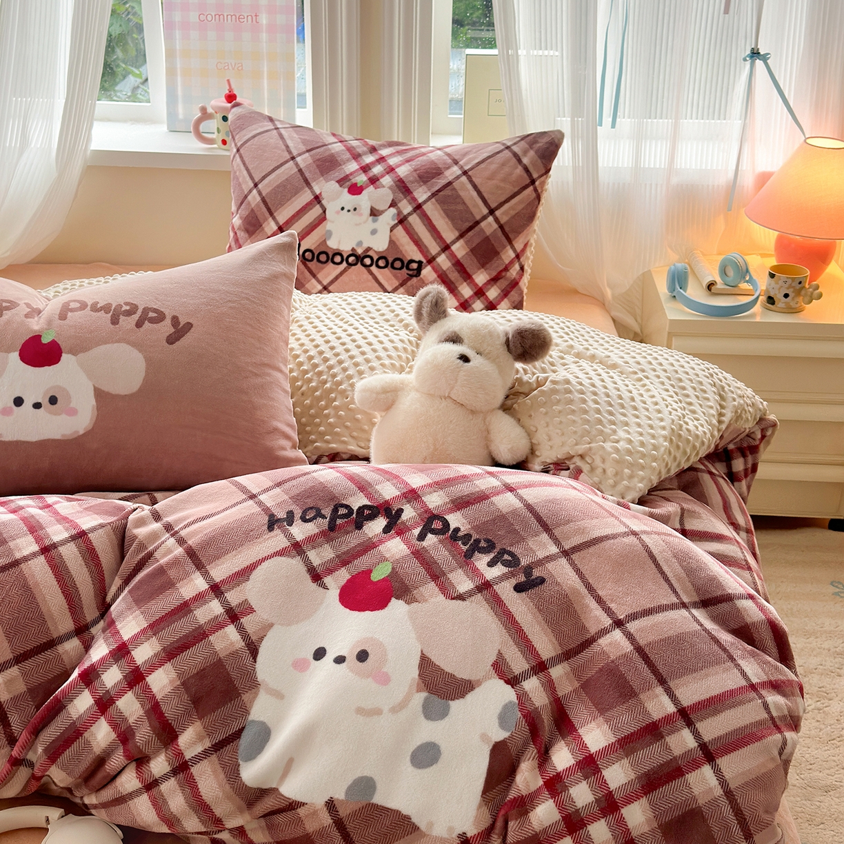 91家纺网 家纺一手货源 找家纺 星期八 2025新款卡通大版牛奶绒豆豆绒数码印花四件套 咖格汪