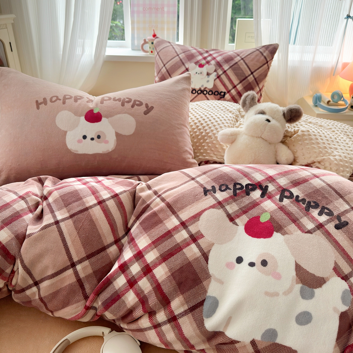 91家纺网 家纺一手货源 找家纺 星期八 2025新款卡通大版牛奶绒豆豆绒数码印花四件套 咖格汪