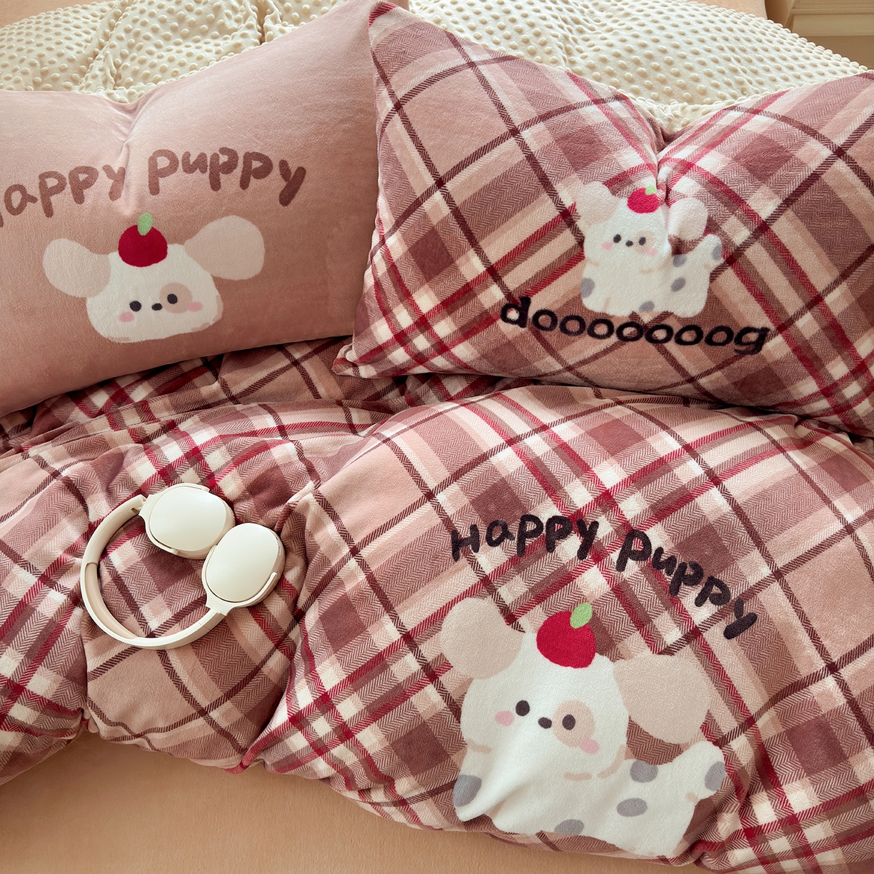 91家纺网 家纺一手货源 找家纺 星期八 2025新款卡通大版牛奶绒豆豆绒数码印花四件套 咖格汪