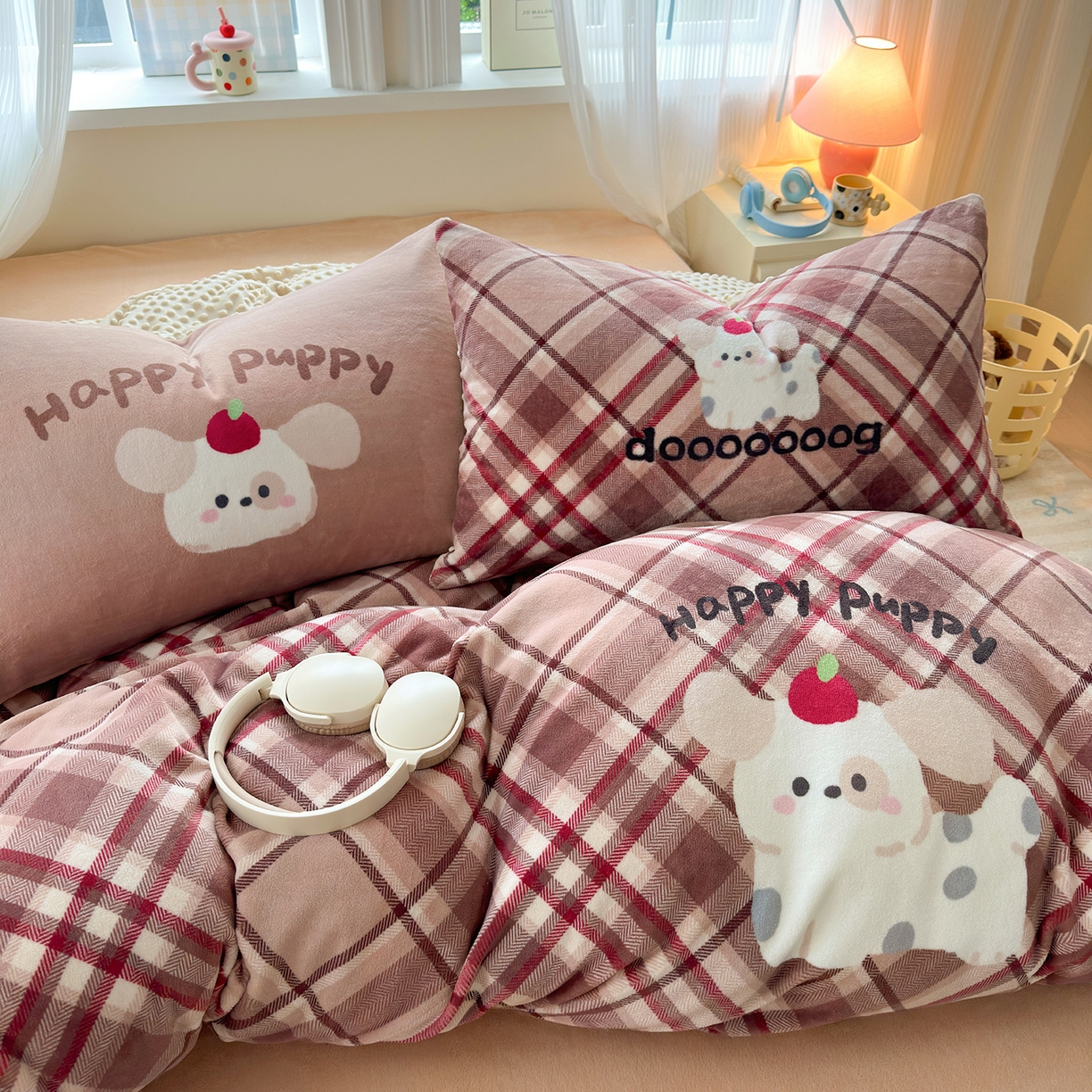 91家纺网 家纺一手货源 找家纺 星期八 2025新款卡通大版牛奶绒豆豆绒数码印花四件套 咖格汪