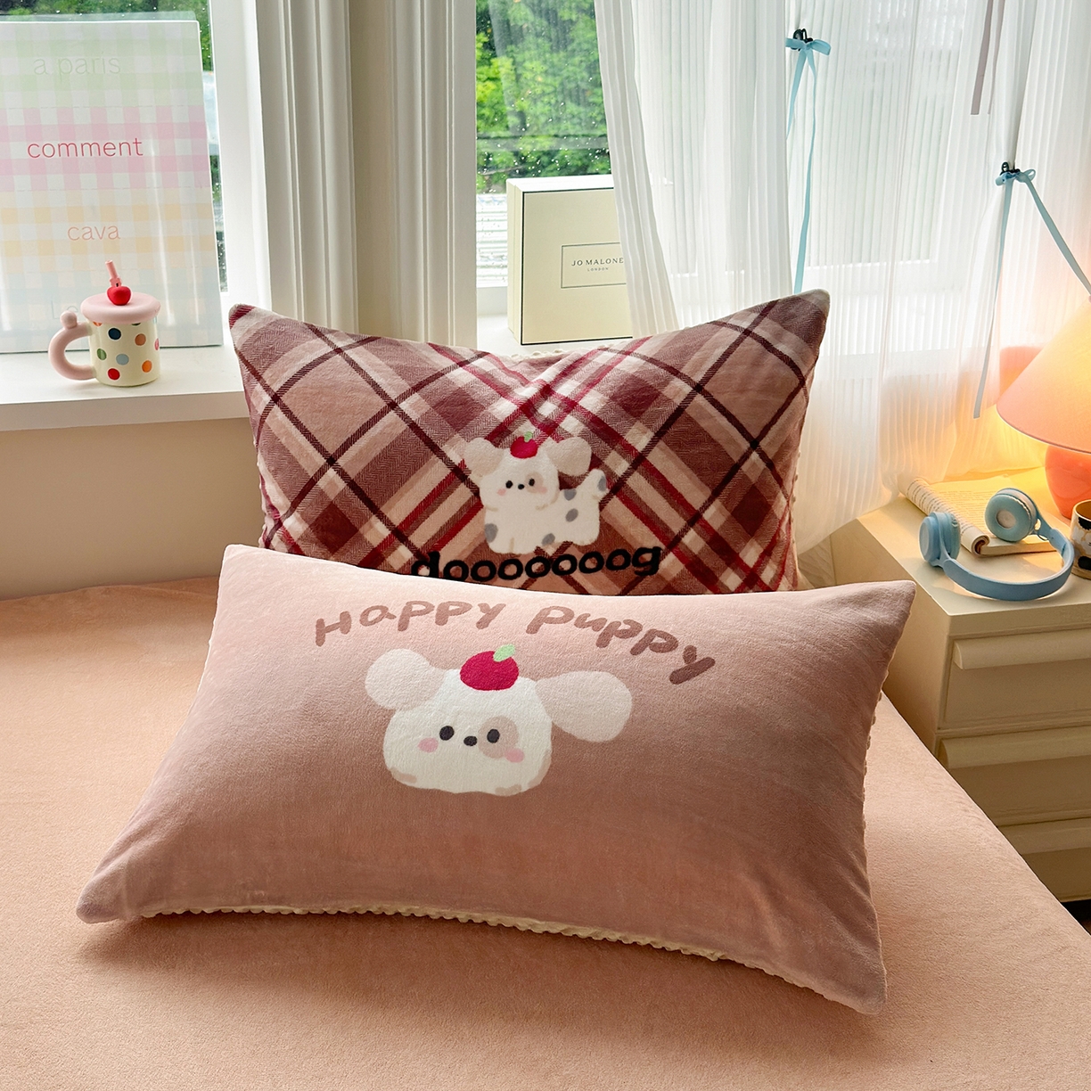 91家纺网 家纺一手货源 找家纺 星期八 2025新款卡通大版牛奶绒豆豆绒数码印花四件套 咖格汪