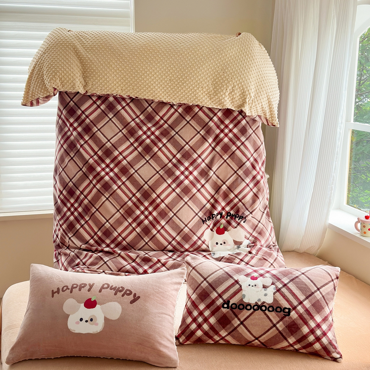 91家纺网 家纺一手货源 找家纺 星期八 2025新款卡通大版牛奶绒豆豆绒数码印花四件套 咖格汪