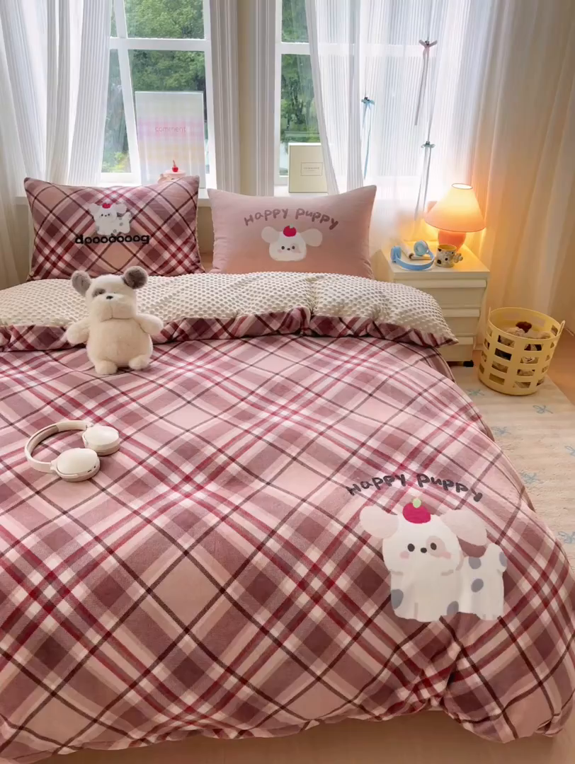 91家纺网 家纺一手货源 找家纺 星期八 2025新款卡通大版牛奶绒豆豆绒数码印花四件套 咖格汪