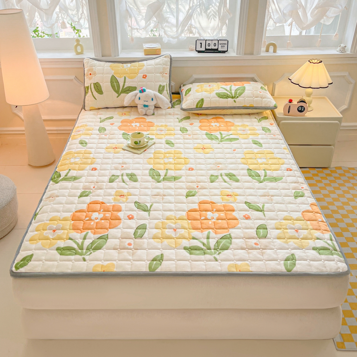 91家纺网 家纺一手货源 找家纺 小叮当家纺仓储工厂店 2025新款牛奶绒夹棉印花床垫床护垫大床图 绒床垫-花暖香风黄色