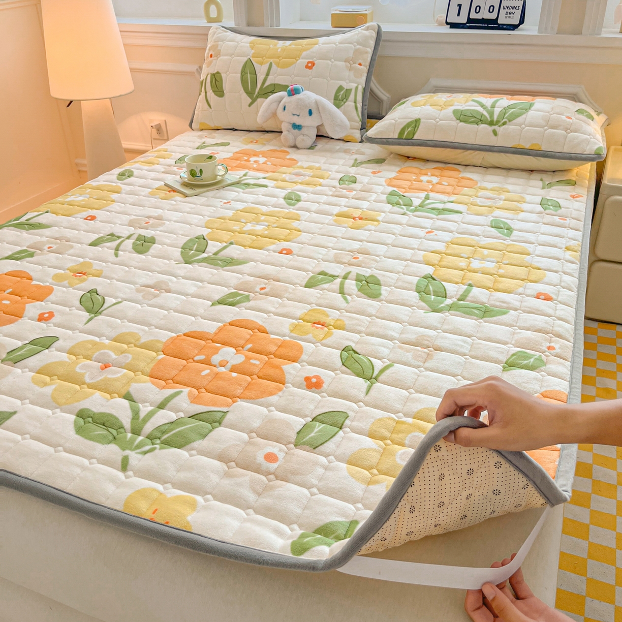 91家纺网 家纺一手货源 找家纺 小叮当家纺仓储工厂店 2025新款牛奶绒夹棉印花床垫床护垫大床图 绒床垫-花暖香风黄色