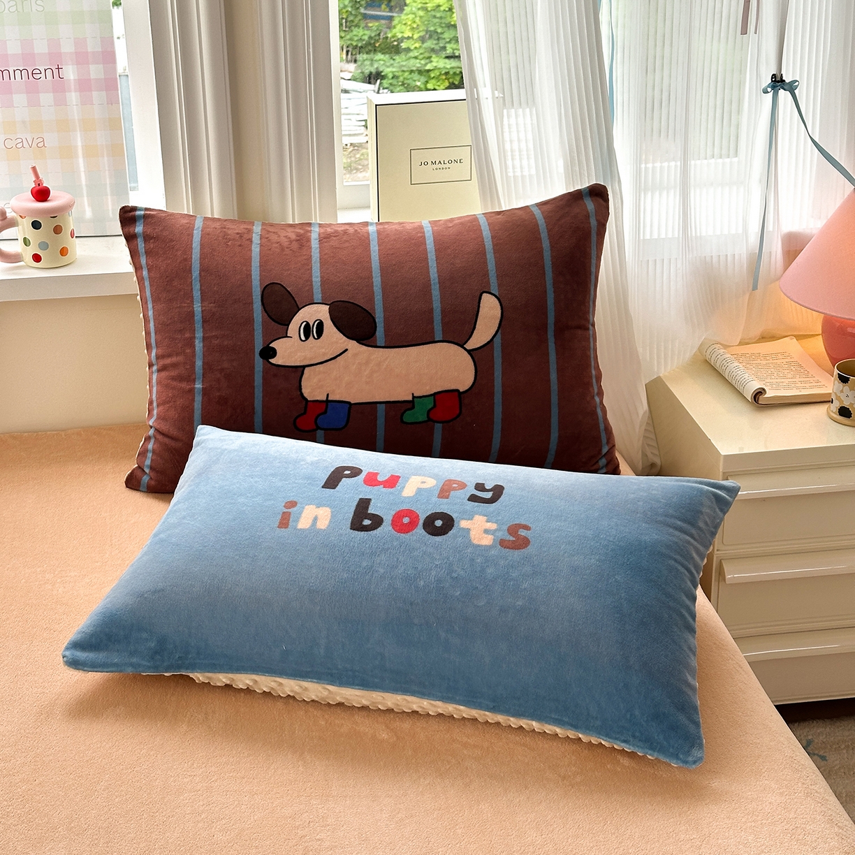 91家纺网 家纺一手货源 找家纺 星期八 2025新款卡通大版牛奶绒豆豆绒数码印花四件套 腊肠狗