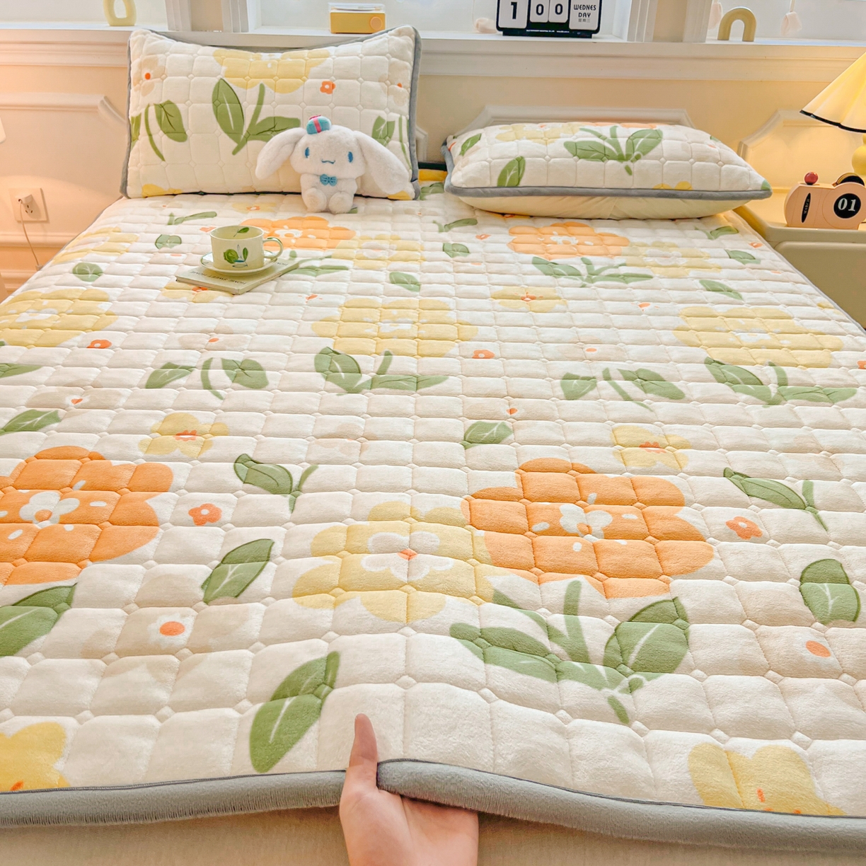 91家纺网 家纺一手货源 找家纺 小叮当家纺仓储工厂店 2025新款牛奶绒夹棉印花床垫床护垫大床图 绒床垫-花暖香风黄色