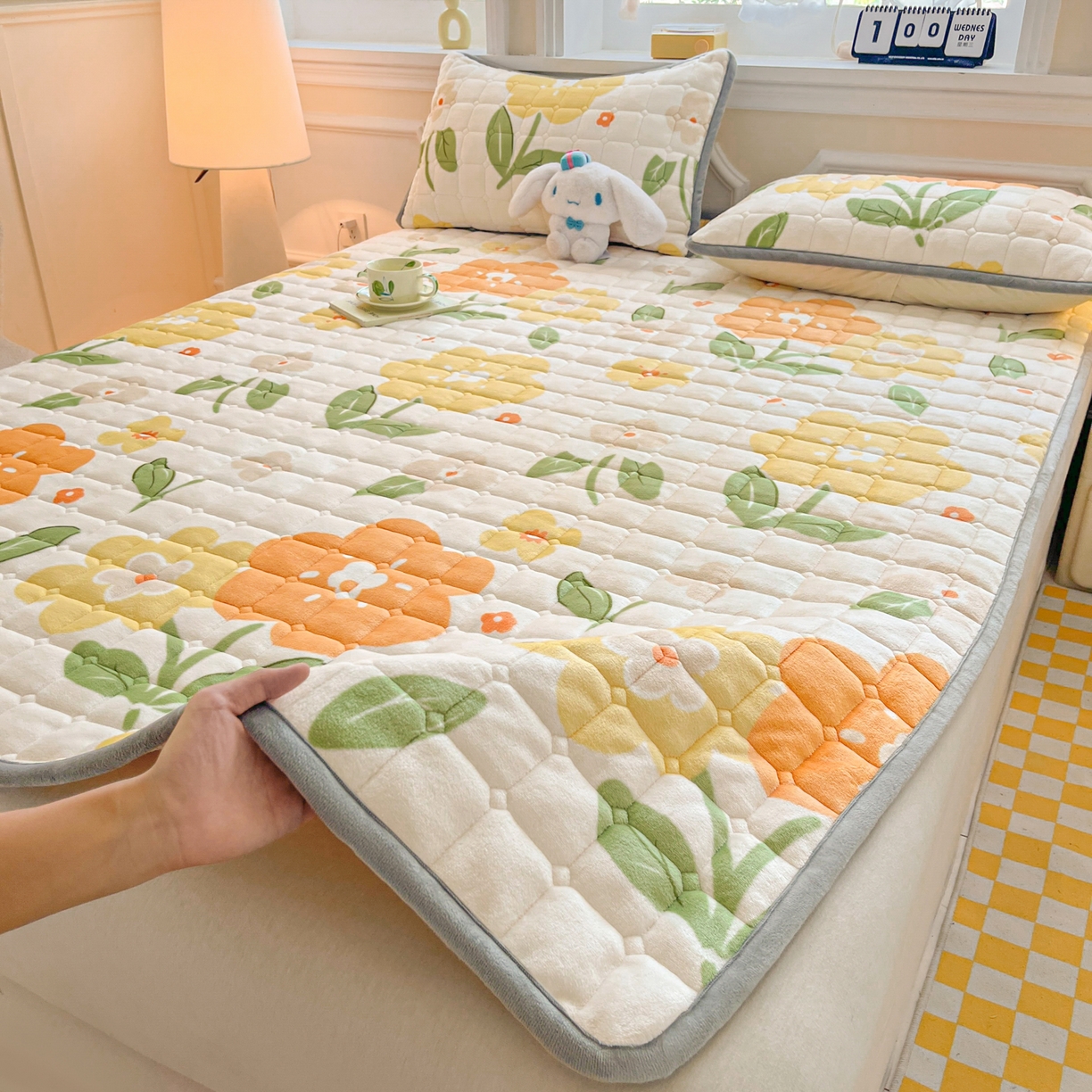 91家纺网 家纺一手货源 找家纺 小叮当家纺仓储工厂店 2025新款牛奶绒夹棉印花床垫床护垫大床图 绒床垫-花暖香风黄色