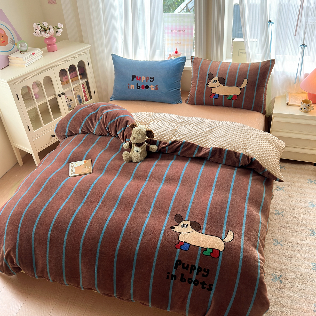 91家纺网 家纺一手货源 找家纺 星期八 2025新款卡通大版牛奶绒豆豆绒数码印花四件套 腊肠狗