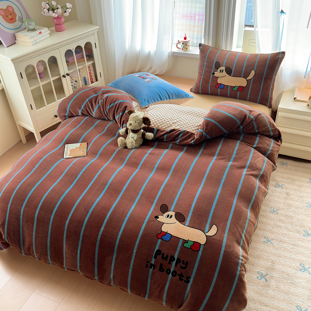 91家纺网 家纺一手货源 找家纺 星期八 2025新款卡通大版牛奶绒豆豆绒数码印花四件套 腊肠狗