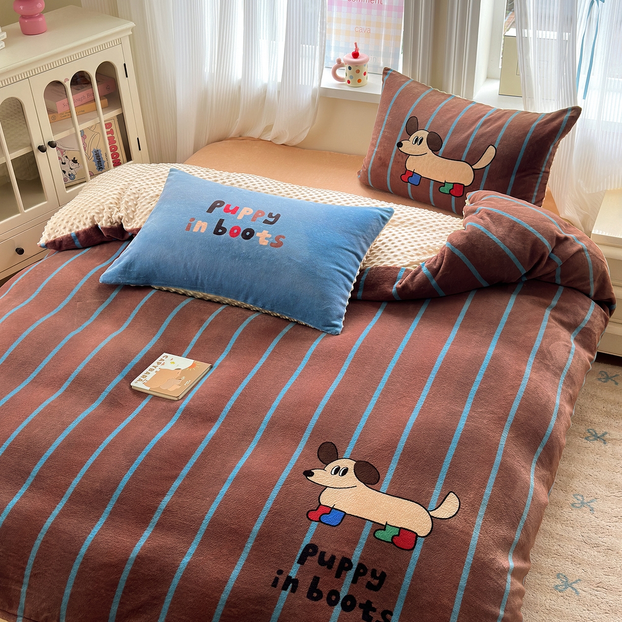 91家纺网 家纺一手货源 找家纺 星期八 2025新款卡通大版牛奶绒豆豆绒数码印花四件套 腊肠狗