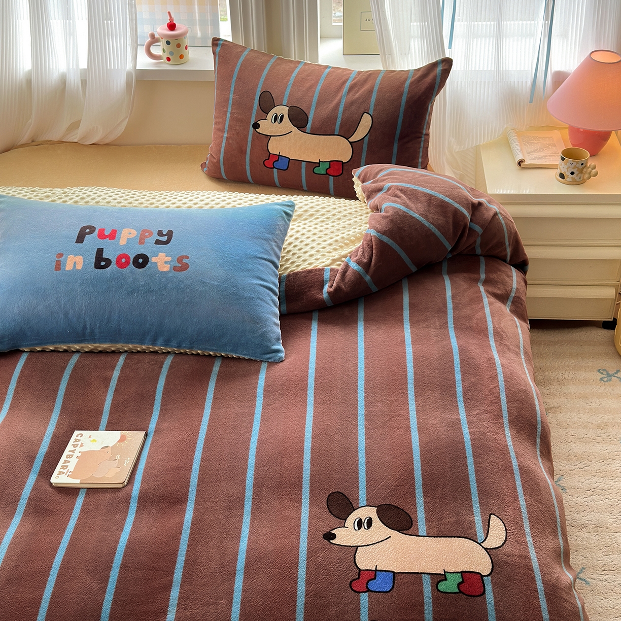 91家纺网 家纺一手货源 找家纺 星期八 2025新款卡通大版牛奶绒豆豆绒数码印花四件套 腊肠狗