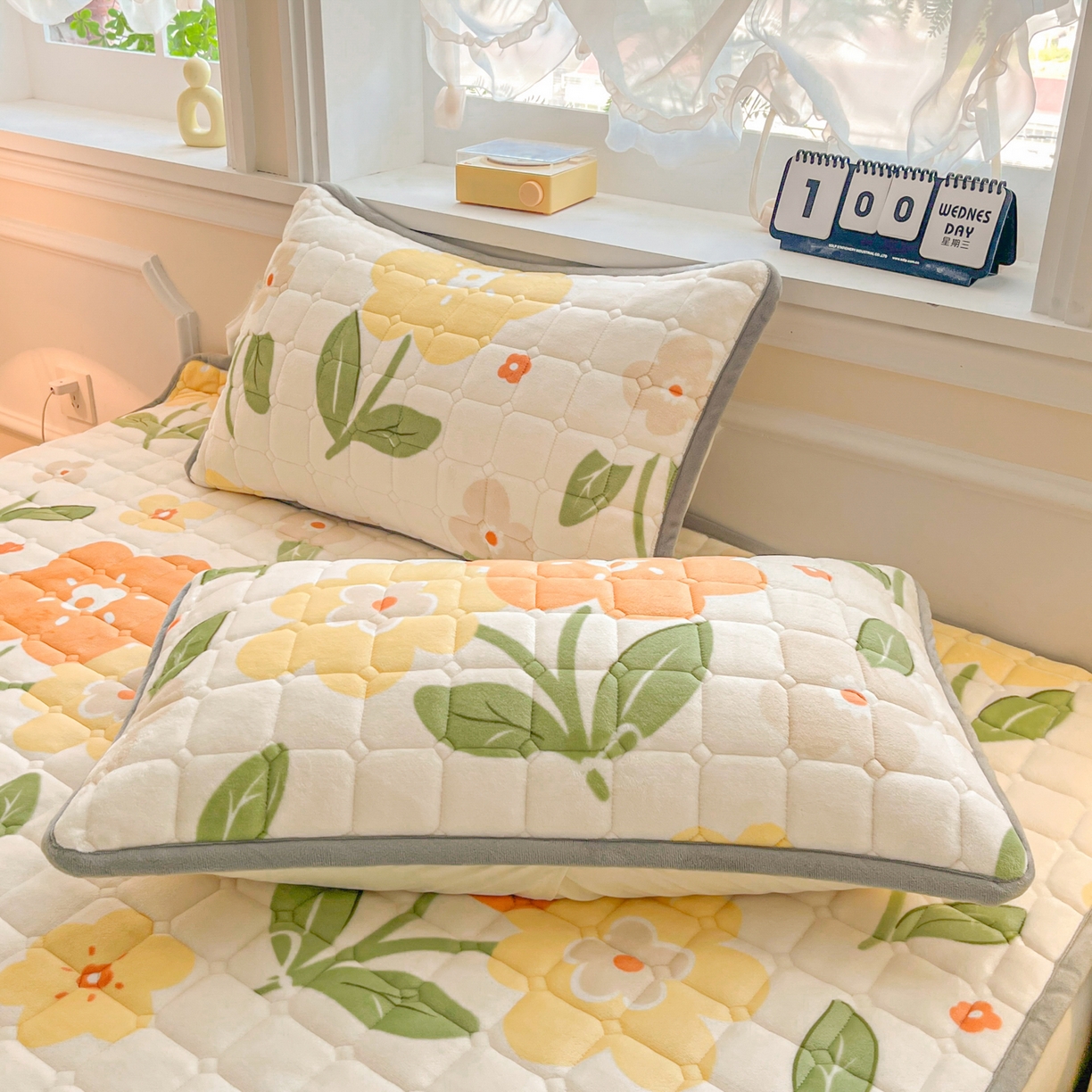 91家纺网 家纺一手货源 找家纺 小叮当家纺仓储工厂店 2025新款牛奶绒夹棉印花床垫床护垫大床图 绒床垫-花暖香风黄色