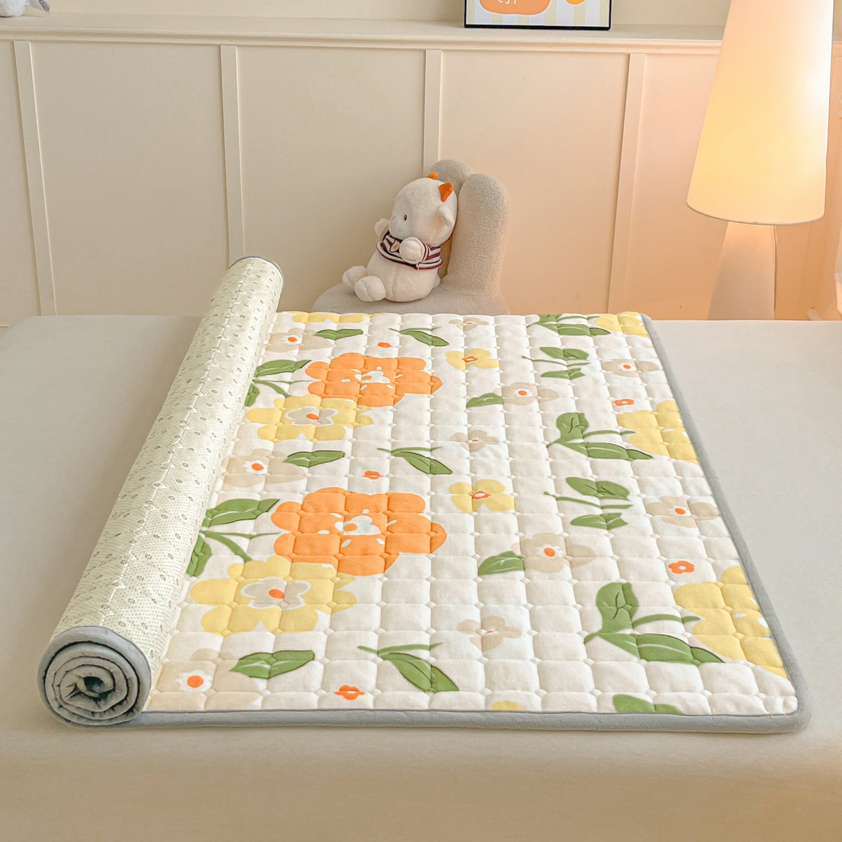 91家纺网 家纺一手货源 找家纺 小叮当家纺仓储工厂店 2025新款牛奶绒夹棉印花床垫床护垫大床图 绒床垫-花暖香风黄色