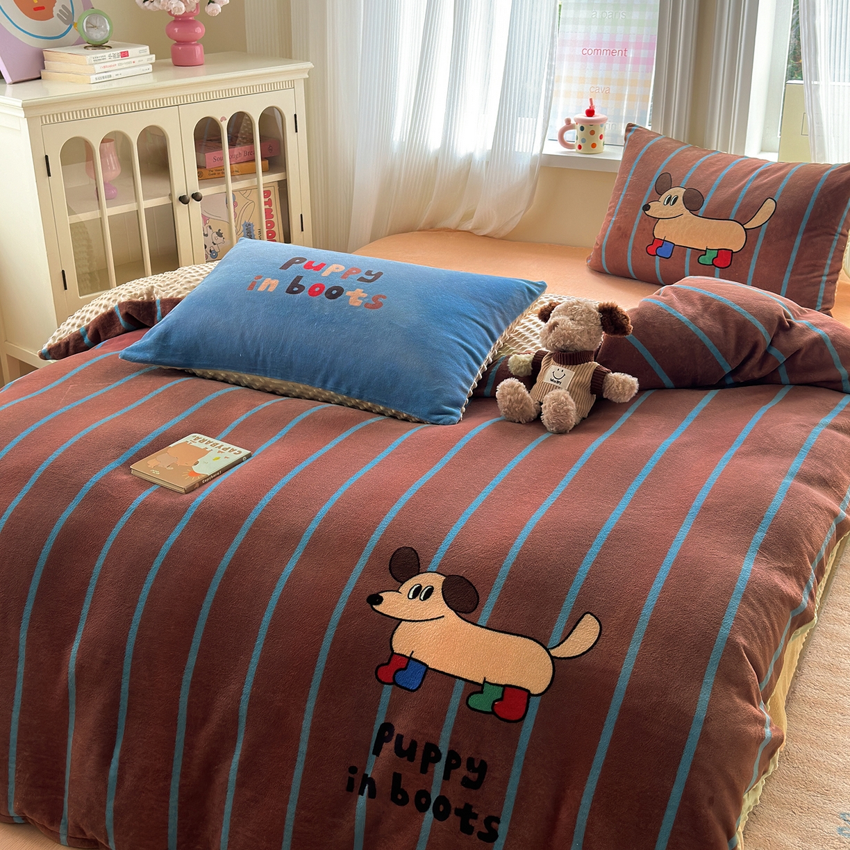 91家纺网 家纺一手货源 找家纺 星期八 2025新款卡通大版牛奶绒豆豆绒数码印花四件套 腊肠狗