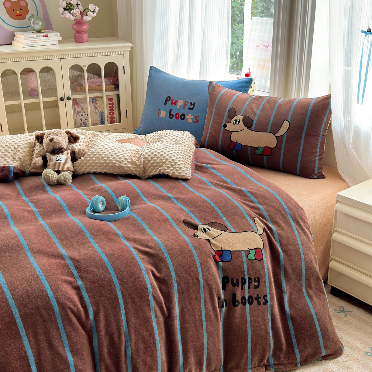 91家纺网 家纺一手货源 找家纺 星期八 2025新款卡通大版牛奶绒豆豆绒数码印花四件套 腊肠狗