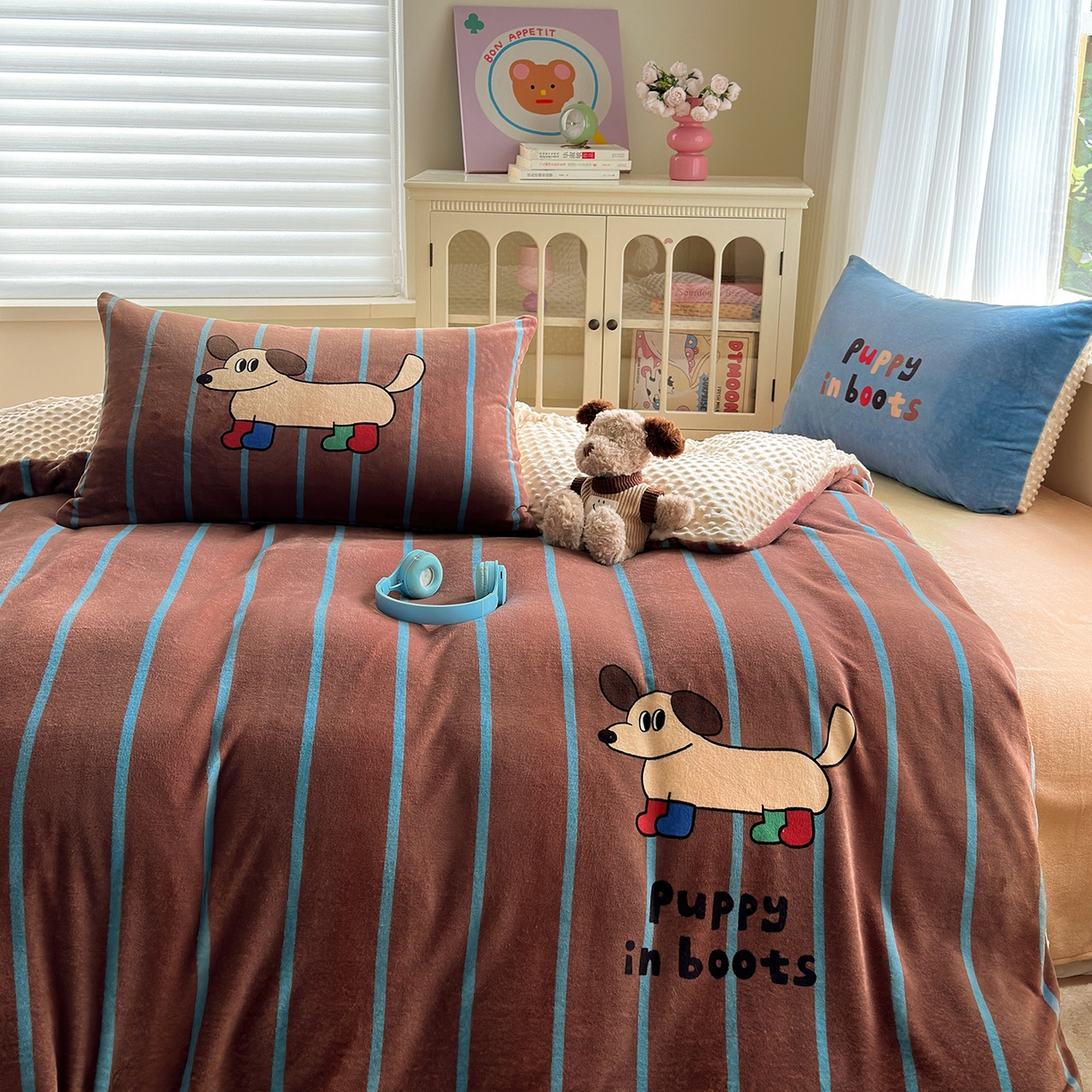 91家纺网 家纺一手货源 找家纺 星期八 2025新款卡通大版牛奶绒豆豆绒数码印花四件套 腊肠狗