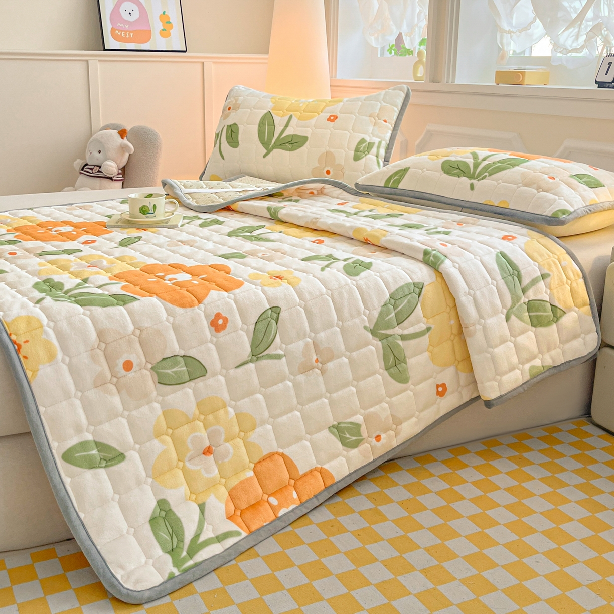 91家纺网 家纺一手货源 找家纺 小叮当家纺仓储工厂店 2025新款牛奶绒夹棉印花床垫床护垫大床图 绒床垫-花暖香风黄色