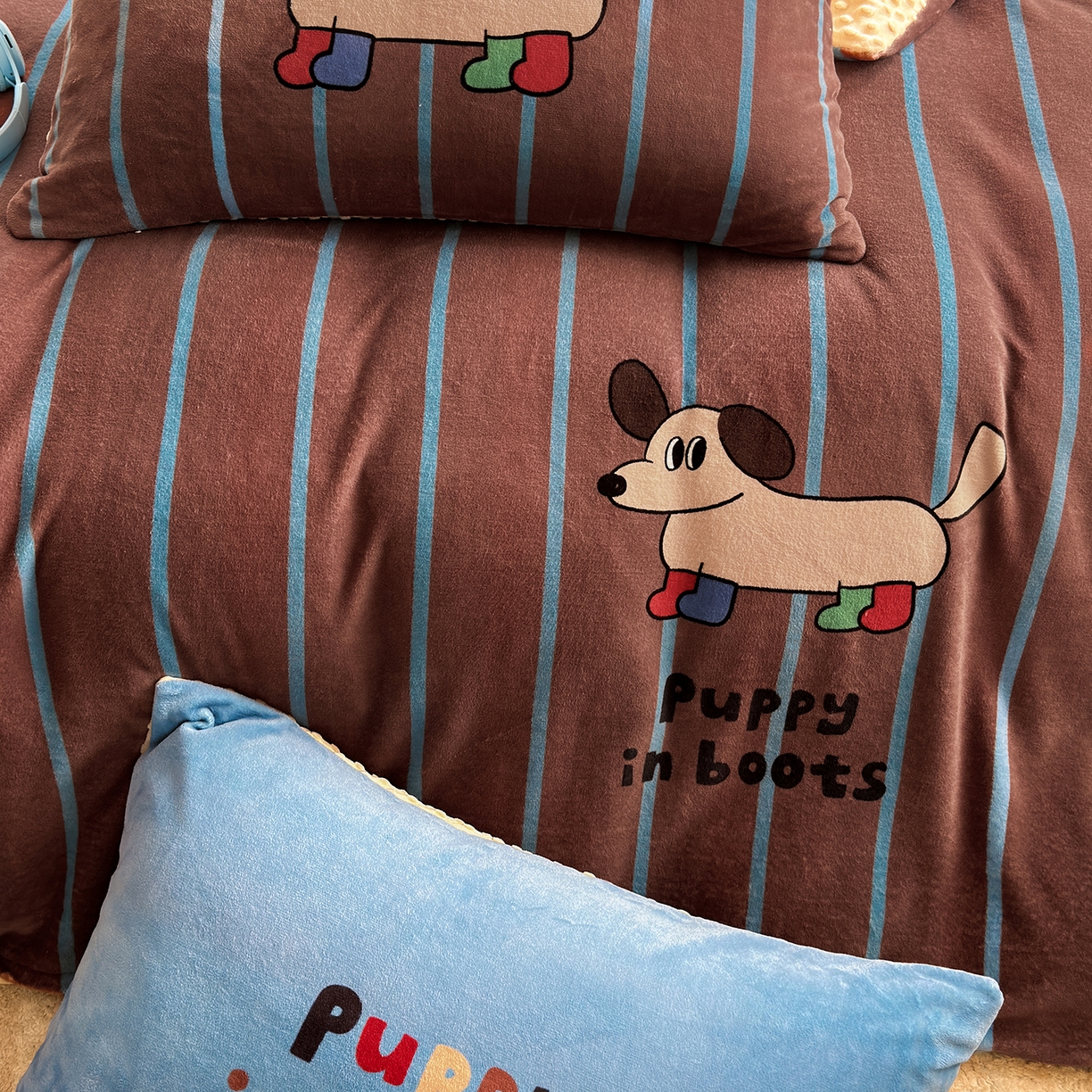 91家纺网 家纺一手货源 找家纺 星期八 2025新款卡通大版牛奶绒豆豆绒数码印花四件套 腊肠狗