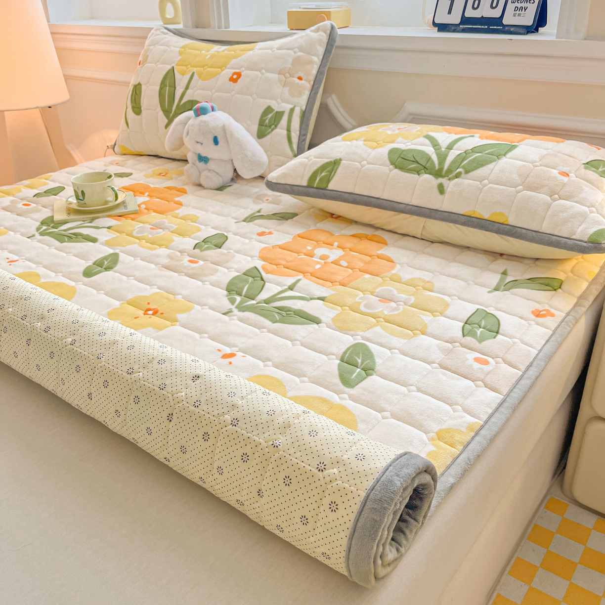 91家纺网 家纺一手货源 找家纺 小叮当家纺仓储工厂店 2025新款牛奶绒夹棉印花床垫床护垫大床图 绒床垫-花暖香风黄色